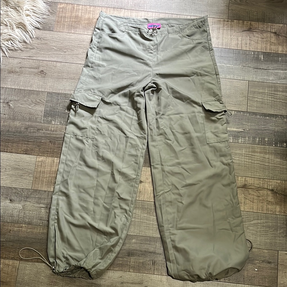 Edikted Green Drawstring Cargo Pants, size Small